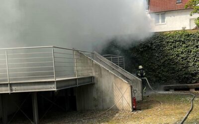 FW Bocholt: Heckenbrand in der Osterstraße – eine Person vorsorglich ins Krankenhaus gebracht