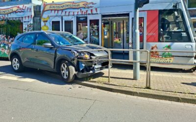 FW Ratingen: Verkehrsunfall zwischen Straßenbahn und PKW