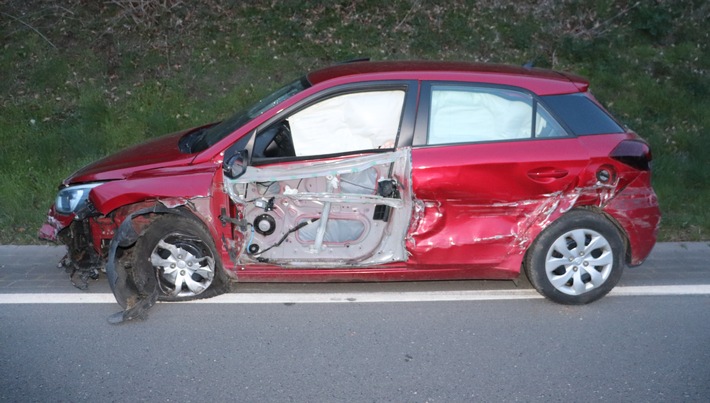 POL-HX: Betrunken gegen Leitplanke – Fahrer verletzt sich schwer