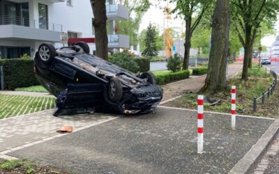 POL-MG: PKW kollidiert mit Baum und überschlägt sich