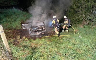 FW-PL: Ortsteil Köbbinghauser Hammer – PKW löst Flächenbrand aus
