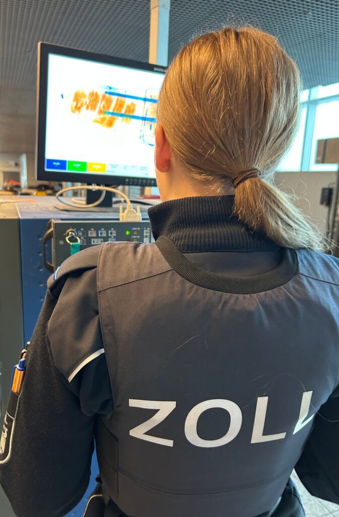 HZA-DU: Anwärterin des Hauptzollamts Duisburg deckt Schmuggel von Goldschmuck am Flughafen Weeze auf