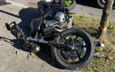 POL-GM: Motorradfahrerin stürzt nach Überholvorgang