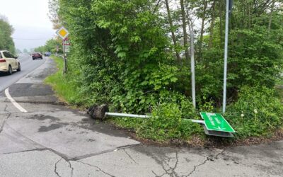 POL-MK: Schild beschädigt und geflüchtet