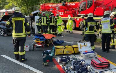 FW-BN: Feuerwehr und Rettungsdienst retten drei Personen aus einem verunfallten PKW