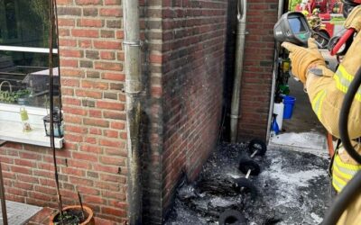 FW Ratingen: Mülltonnen gehen in Flammen auf
