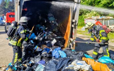 FW-BN: Brand in Müllpresse führt zu kräftezehrendem Löscheinsatz