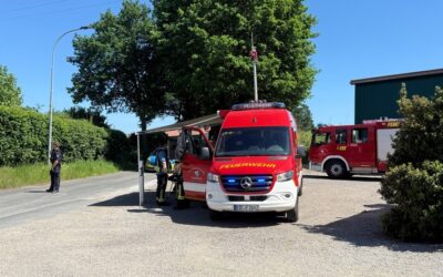 FFW Schwalmtal: Feuerwehr löscht Brand unter Photovoltaikanlage auf landwirtschaftlicher Halle in Krinsend