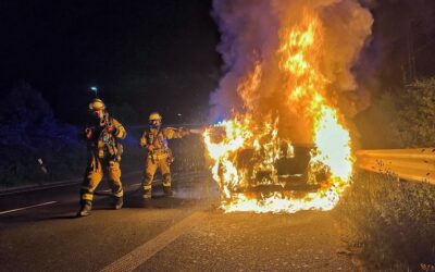 FW-NE: Fahrzeugvollbrand im Hafengebiet | Fahrer unverletzt