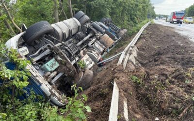 FW Moers: Verkehrsunfall mit Silo-LKW auf der A57