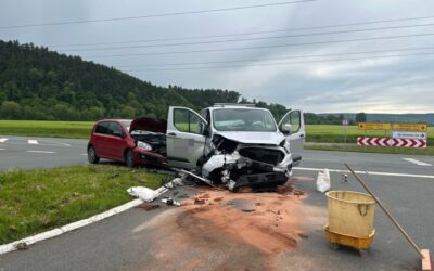POL-HX: Gegenverkehr übersehen – Fahrer schwer verletzt