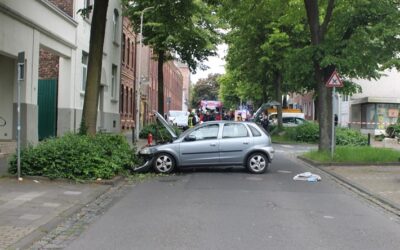 POL-DN: Irrfahrt endet an Baum: Zwei Leichtverletzte bei Verkehrsunfall