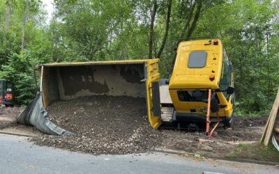 FW-BO: Kipplaster kippt bei Bauarbeiten – schnelle Rettung in Werne