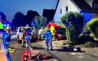 FW Ratingen: Zwei Personen nach Verkehrsunfall aus Fahrzeug befreit