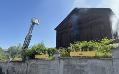 FW-DO: Feuer in Dortmund-Schüren – Lagerhalle an altem Zechenstandort brennt aus