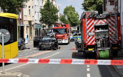 FW-E: Verkehrsunfall zwischen Pkw und Bus – Fahrerin nach technischer Rettung ins Krankenhaus transportiert