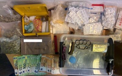 POL-DO: Umfangreicher Fund nach Wohnungsdurchsuchung – Polizei stellt Drogen, Medikamente, Waffen und Bargeld sicher