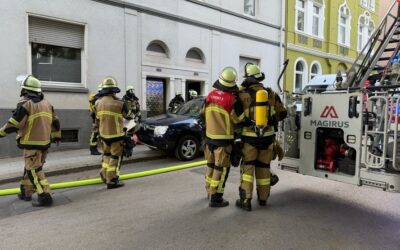 FW-E: Kellerbrand in Mehrfamilienhaus – Zwei Personen über Drehleitern gerettet