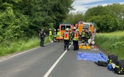 FW-BN: Alleinunfall eines PKW mit zwei verletzten Personen
