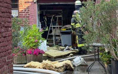 FFW Schwalmtal: Feuerwehr löscht Garagenbrand im Hinterhof eines Wohngebäudes