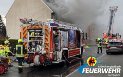 FW-MG: Brand einer Doppellaube in Kleingartenanlage – Zwei Personen verletzt