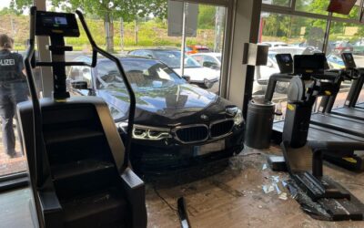 POL-BO: Scherben statt Cardio: Auto kracht in Fitnessstudio – keine Verletzten