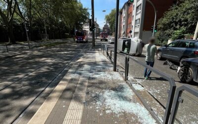 POL-DU: Hamborn: Bahnhaltestelle nach Kollision beschädigt – Auto kippt auf Seite