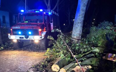 FW Moers: Einsatzreiches Wochenende für die Feuerwehr Moers bei Hitze und Unwetter
