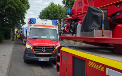FW Grevenbroich: Zwei größere Einsätze für die Feuerwehr Grevenbroich am Samstagabend Brand im Außenbereich eines Krankenhauses – Feuer an Halle in Kapellen