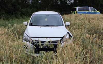 POL-MI: Verlassener und stark beschädigter Wagen in Maisfeld aufgefunden – Polizei sucht Zeugen