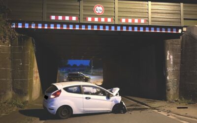 POL-MI: Autofahrer kracht gegen Mauer einer Bahnunterführung