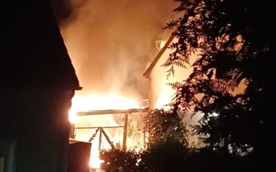 FW Ratingen: Carportbrand in Ratingen-Lintorf