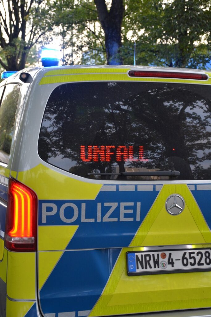 POL-ME: Hoher Sachschaden bei Unfall: Auto fiel auf die Seite – Fahrer leicht verletzt – 2607064