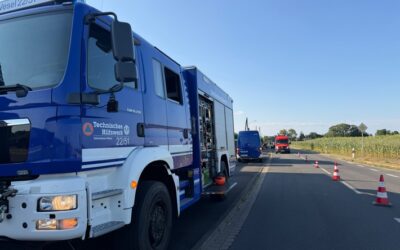FW Alpen: Verkehrsunfall mit drei beteiligten Fahrzeugen – Hausfassade beschädigt