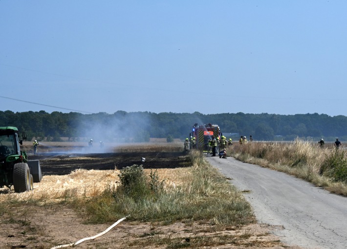 FW Pulheim: Sinnersdorf: Feldbrand konnte mit vereinten Kräften zügig gelöscht werden