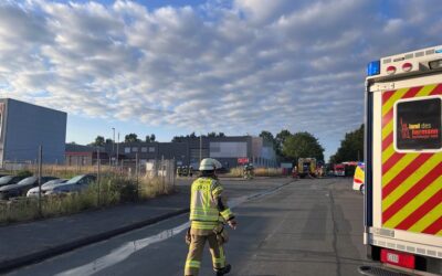 FF Bad Salzuflen: Vier Menschen bei Verrauchung einer Industriehalle verletzt / Feuerwehr Bad Salzuflen ist mit 55 Einsatzkräften mehrere Stunden in der Daimlerstraße im Einsatz