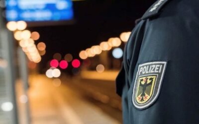 BPOL NRW: Flaschenwurf auf Zugbegleiter und Steine gegen S-Bahn – Bundespolizei nimmt Mann nach Widerstand fest