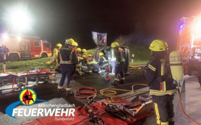 FW-MG: Pkw prallt gegen Bäume und gerät in Vollbrand Feuerwehrmann rettet Fahrer noch vor Eintreffen der Einsatzkräfte