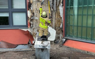 FW-GLA: Verpuffung an Gasgrill – Eine schwer verletzte Person und Fassadenbrand bei Gewerbebetrieb