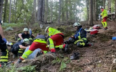 FW-DO: Schwer verletzter Mountainbiker aus unwegsamem Waldgelände gerettet