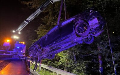 POL-SO: Mercedes hebt über Leitplanke ab und prallt gegen Baum