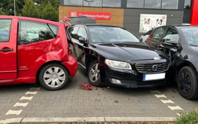 POL-GM: Schwerer Verkehrsunfall auf Parkplatz