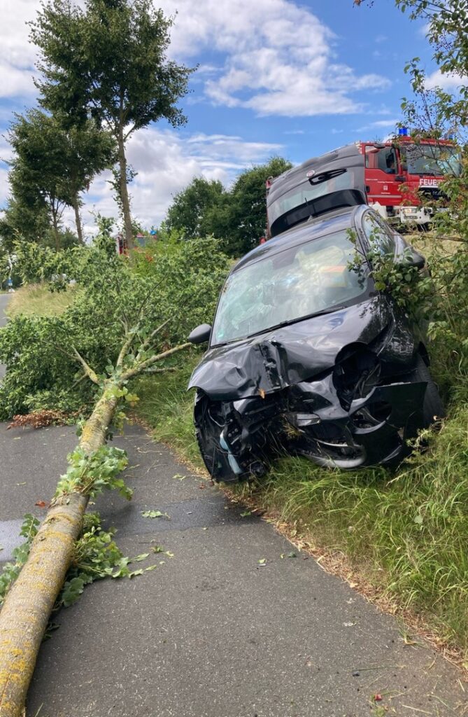 POL-HX: 67-Jährige prallt erst gegen Reh und dann gegen Baum