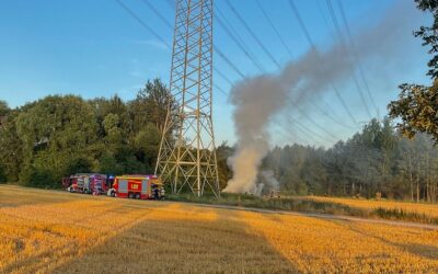 FW-DO: Brennende Heuballen in Dortmund Kirchlinde