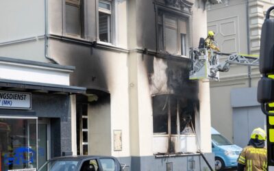 FW Menden: Zwei Verletzte bei Gebäudebrand in Pizzeria an der Unnaer Straße