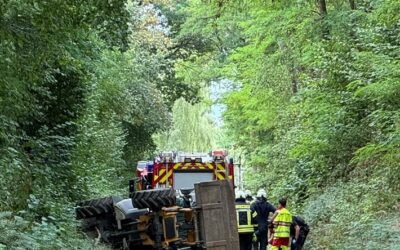 FW-EN: Person unter Radlader eingeklemmt
