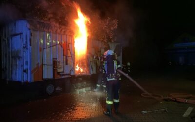 FW-MH: Nächtlicher Bauwagenbrand in Mülheim-Altstadt