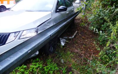 POL-GM: Auto kracht gegen Leitplanke