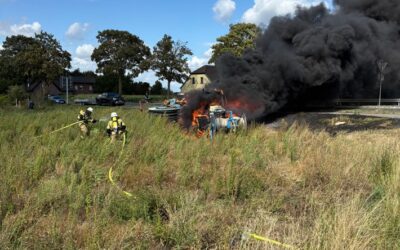 FW Xanten: Traktor gerät während der Fahrt in Brand
