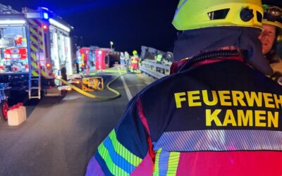 FW Kamen: Schwertransporter mit Mobilkran auf der A2 umgestürzt – beide Fahrtrichtungen betroffen